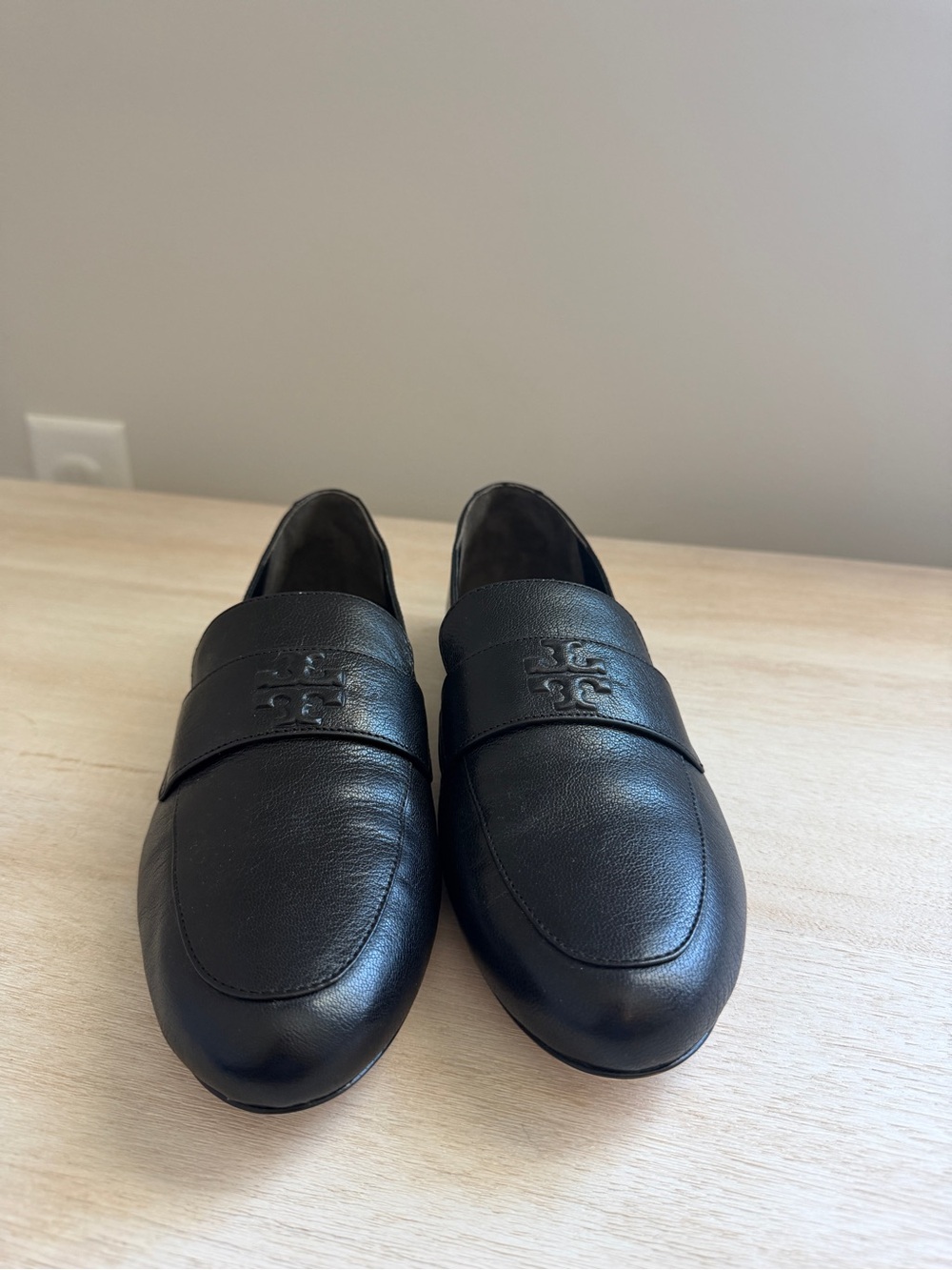 Tory Burch Mini Everly Loafers Black Leather Size 8 EUC Never Worn